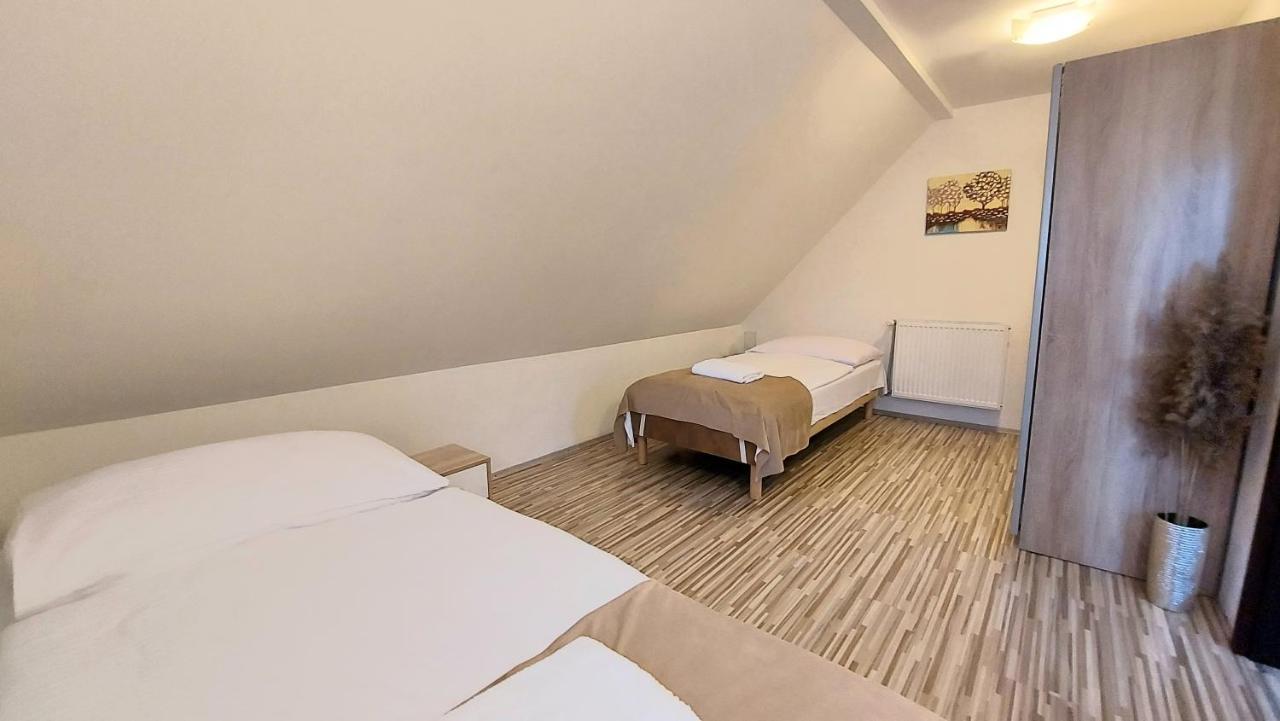 Apartman Tajov Pre 5-6 Osob, Privatne Parkovanie A Terasa Exterior photo