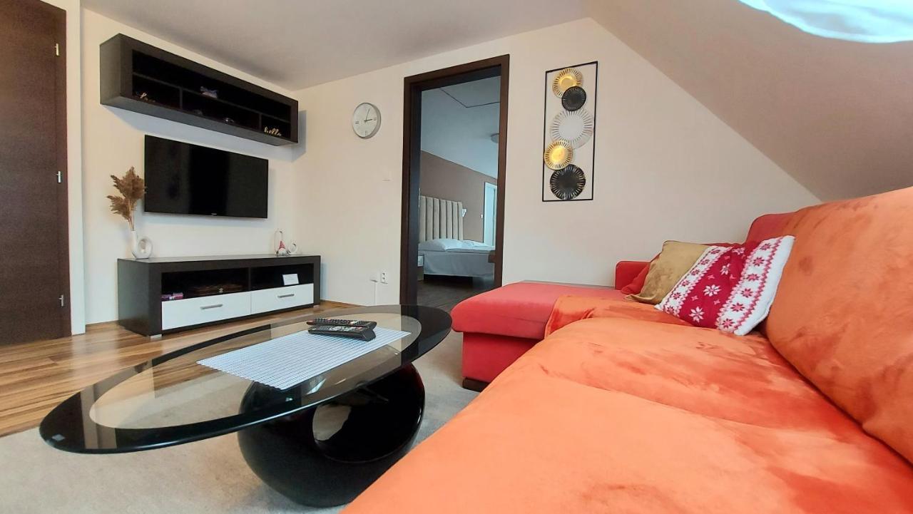 Apartman Tajov Pre 5-6 Osob, Privatne Parkovanie A Terasa Exterior photo