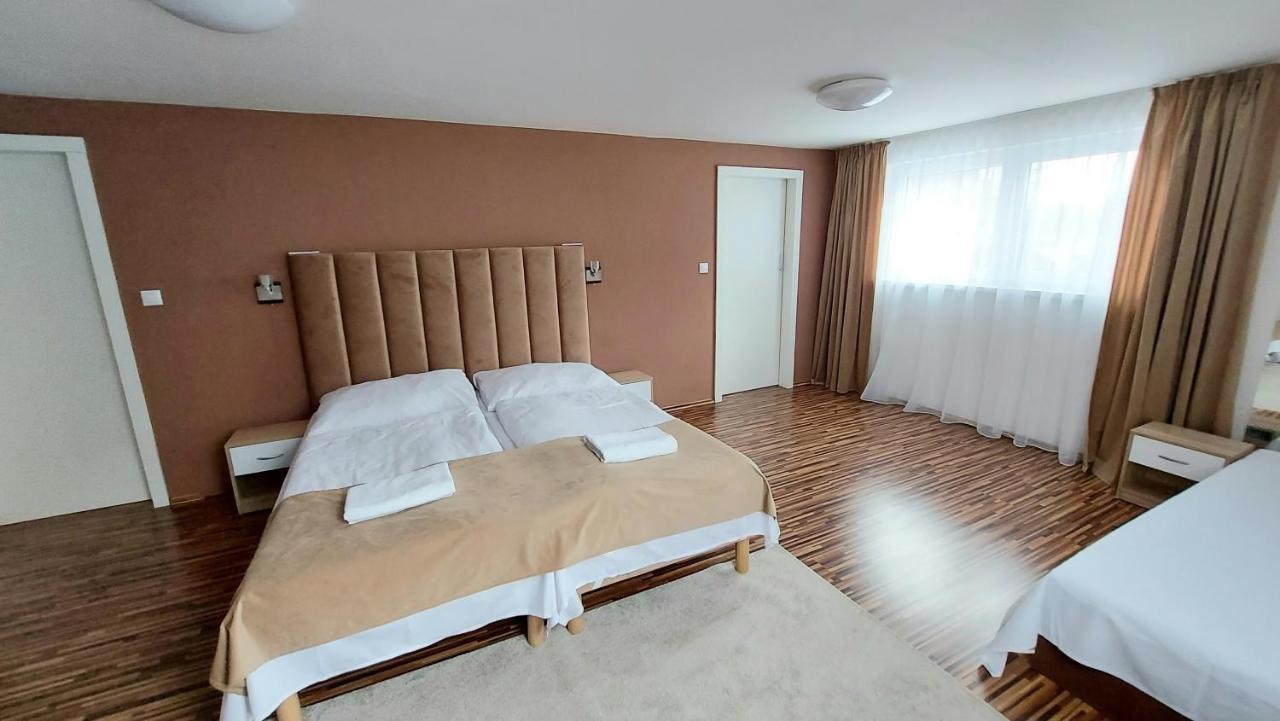 Apartman Tajov Pre 5-6 Osob, Privatne Parkovanie A Terasa Exterior photo
